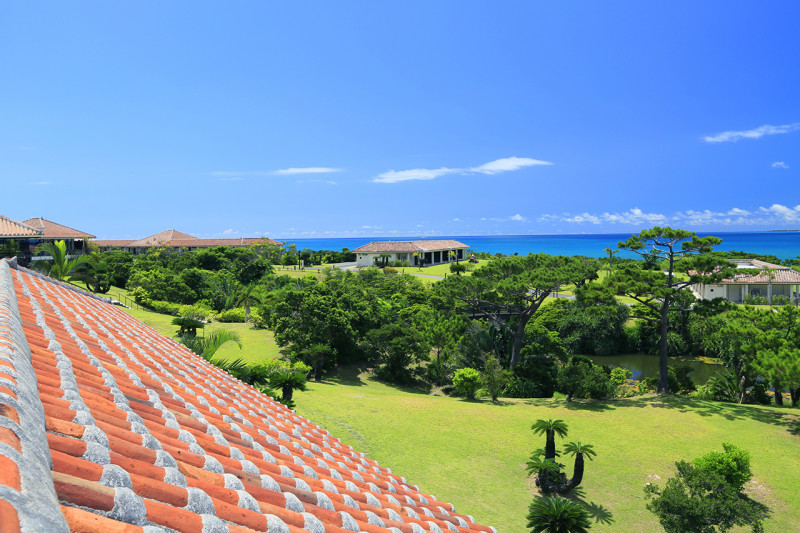 広大な園内に琉球赤瓦とサンゴ石を基調にした建物が点在する沖縄情緒溢れるリゾートホテル（野外プール）
