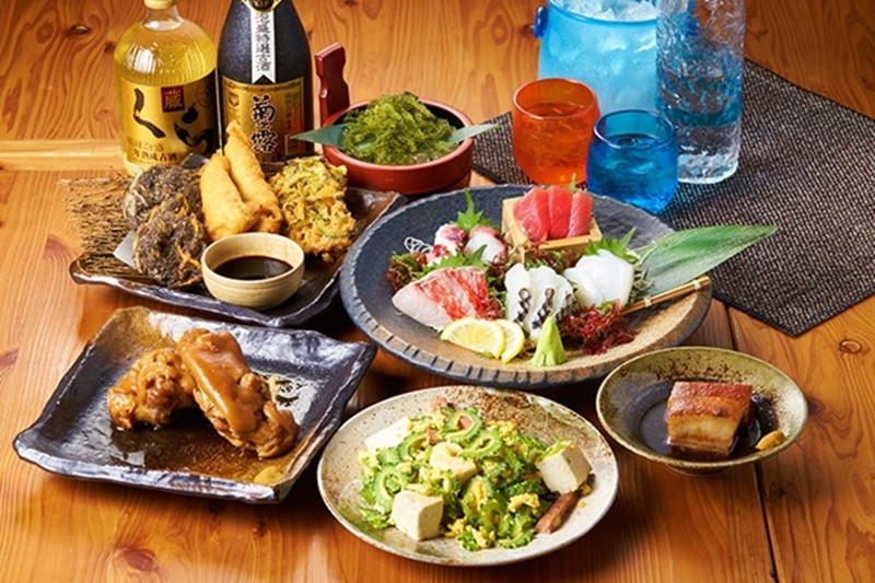 伝統的な沖縄料理から家庭料理、朝市直送の新鮮な海鮮料理まで揃った幅広いメニュー