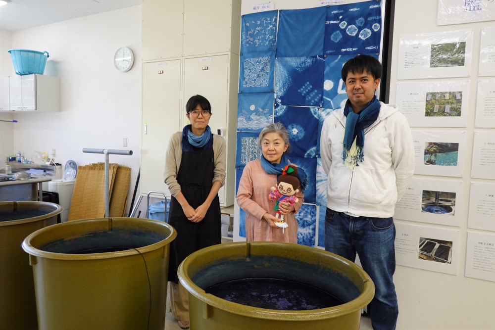 左から玉藍工房の深沢さやかさん、藤沢和枝さん、池原幹人代表
