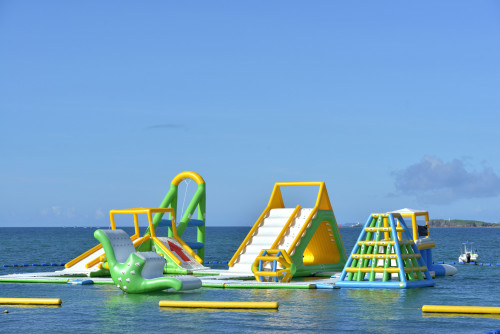 1日中遊べる水上パークは子どもから大人まで楽しめる海の上の公園です。