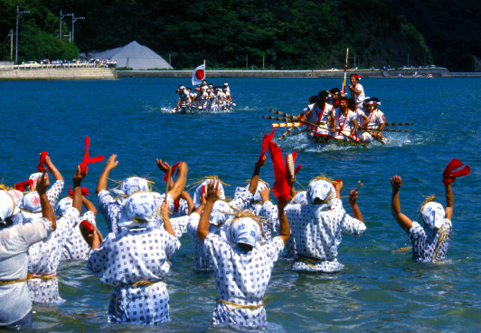 海神祭（ウンジャミ）（国指定重要無形文化財）