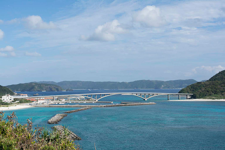 阿嘉大橋 情報一覧 沖縄で定番 おすすめの観光スポット 沖縄観光情報webサイト おきなわ物語