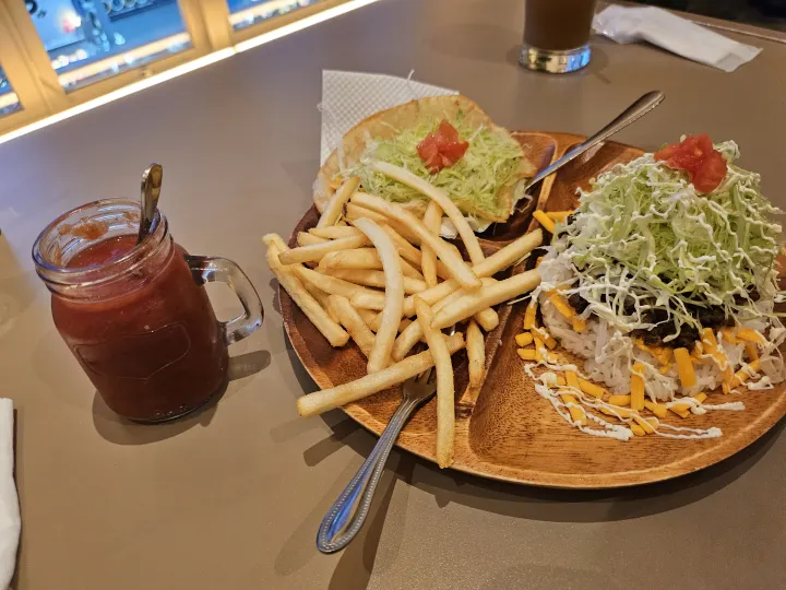 国際通りで味わう！サクもち塩タコスで沖縄ランチ🌮