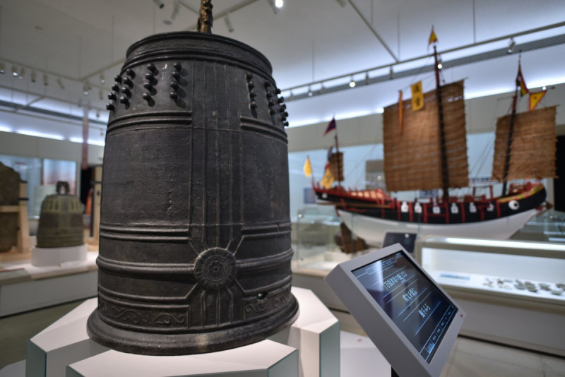 博物館常設展では国指定重要文化財の「旧首里城正殿鐘（万国津梁の鐘）」を展示。