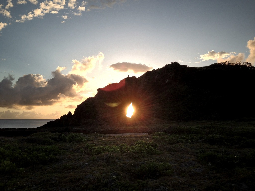 ミーフガー 岩の間から幻想的な日の出が見られる！