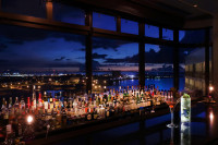 最上階のバー「プラネート」から港や空港夜景を一望。カクテルなど多数ご用意。