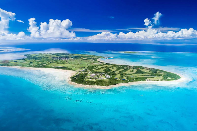 世界有数のサンゴ礁の海に抱かれた小浜島に40万㎡の敷地を有する日本最南端のビーチリゾート