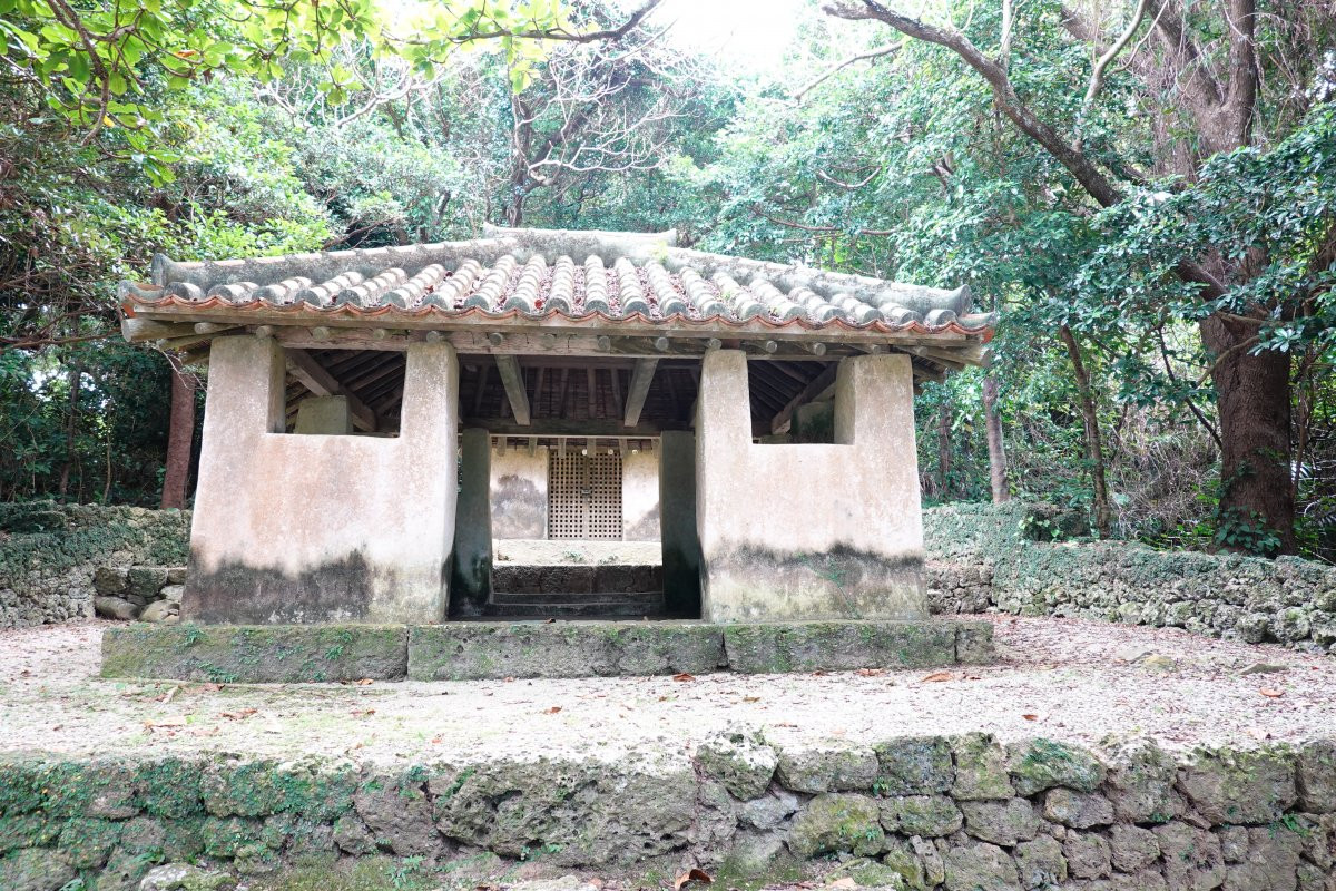 瀬底土帝君(国指定重要文化財)