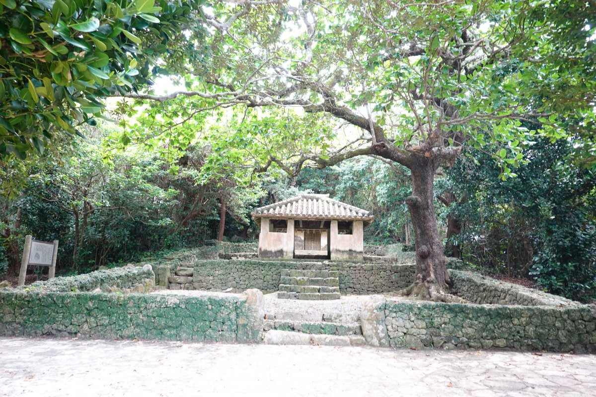 瀬底土帝君(国指定重要文化財)