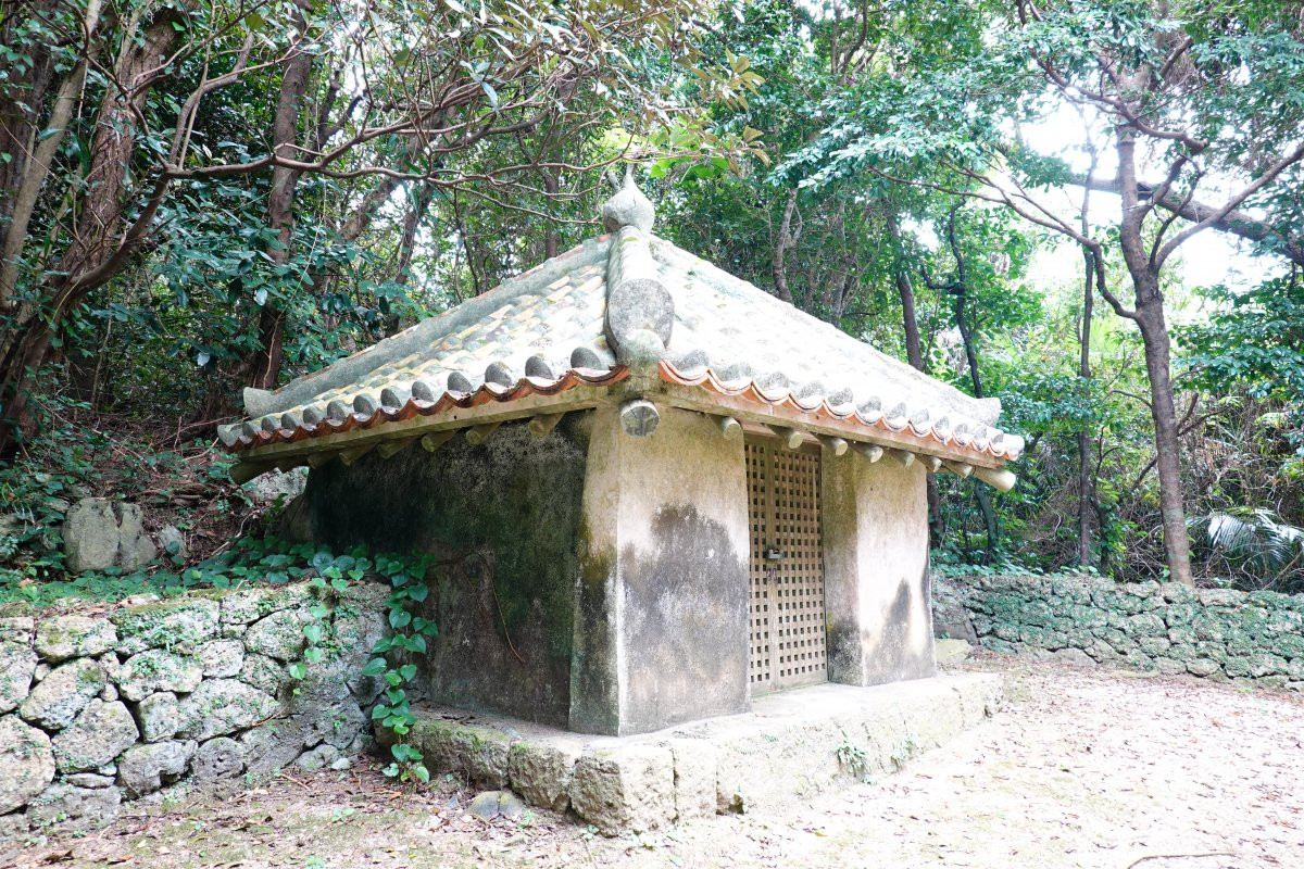 瀬底土帝君(国指定重要文化財)