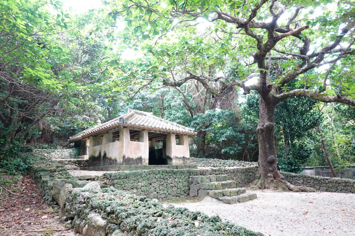 瀬底土帝君(国指定重要文化財)