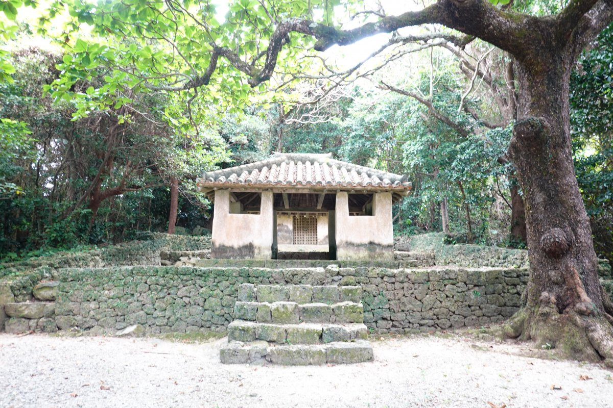 瀬底土帝君(国指定重要文化財)