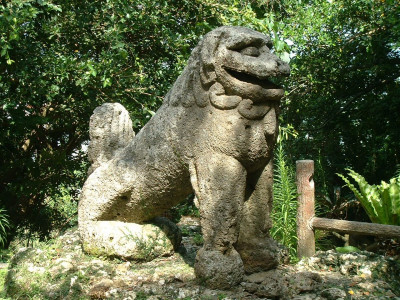 富盛の石彫大獅子(県指定有形民俗文化財)