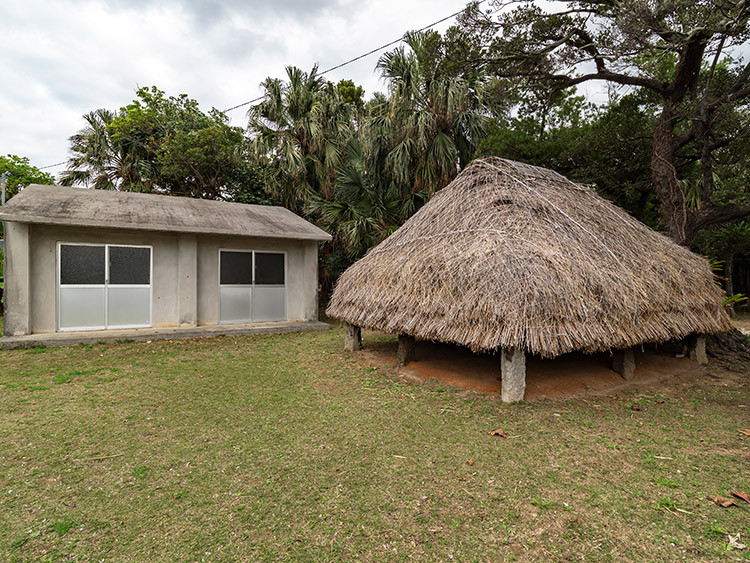 伊是名村諸見の神アサギ(附拝所)