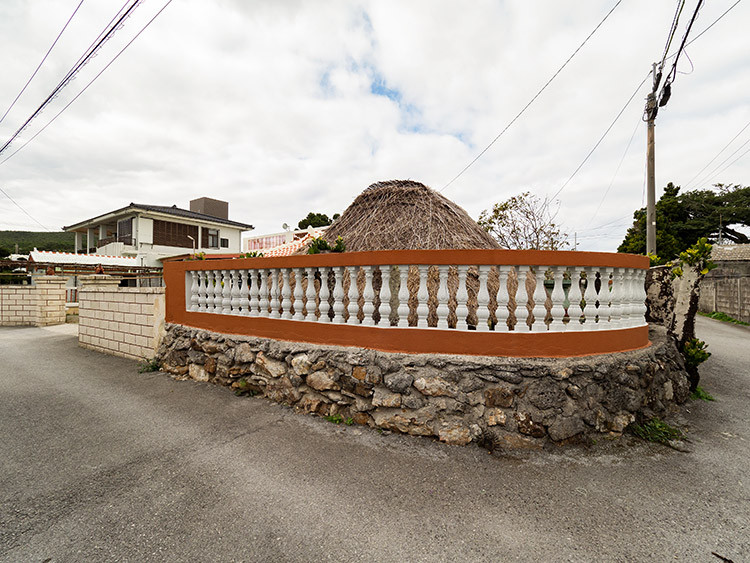 伊是名村仲田の神アサギ(附宅地)