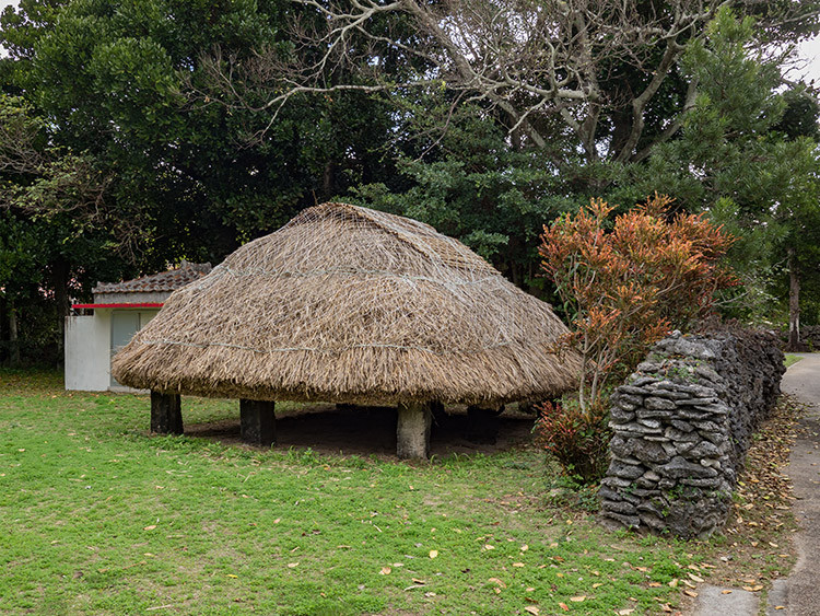 伊是名村伊是名の神アサギ(附拝所)