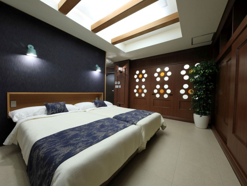 【ロイヤルスイート（特別室）】県内初のデニム生地を使用したこだわりのベッドルーム。