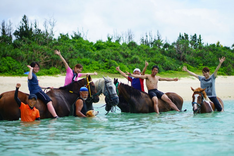 沖縄の海で、馬とあそぼう！