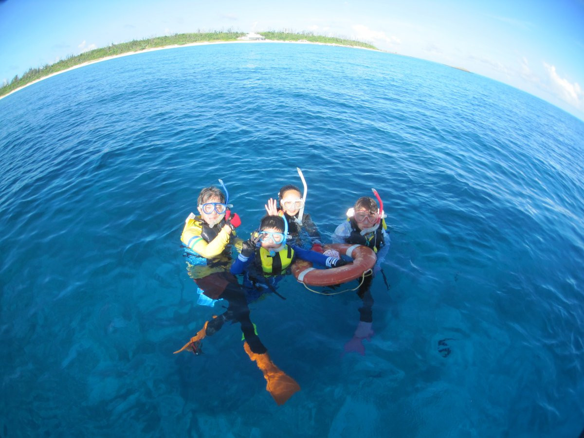 自社ボートで水納島・瀬底島の海へ！シュノーケリング♪