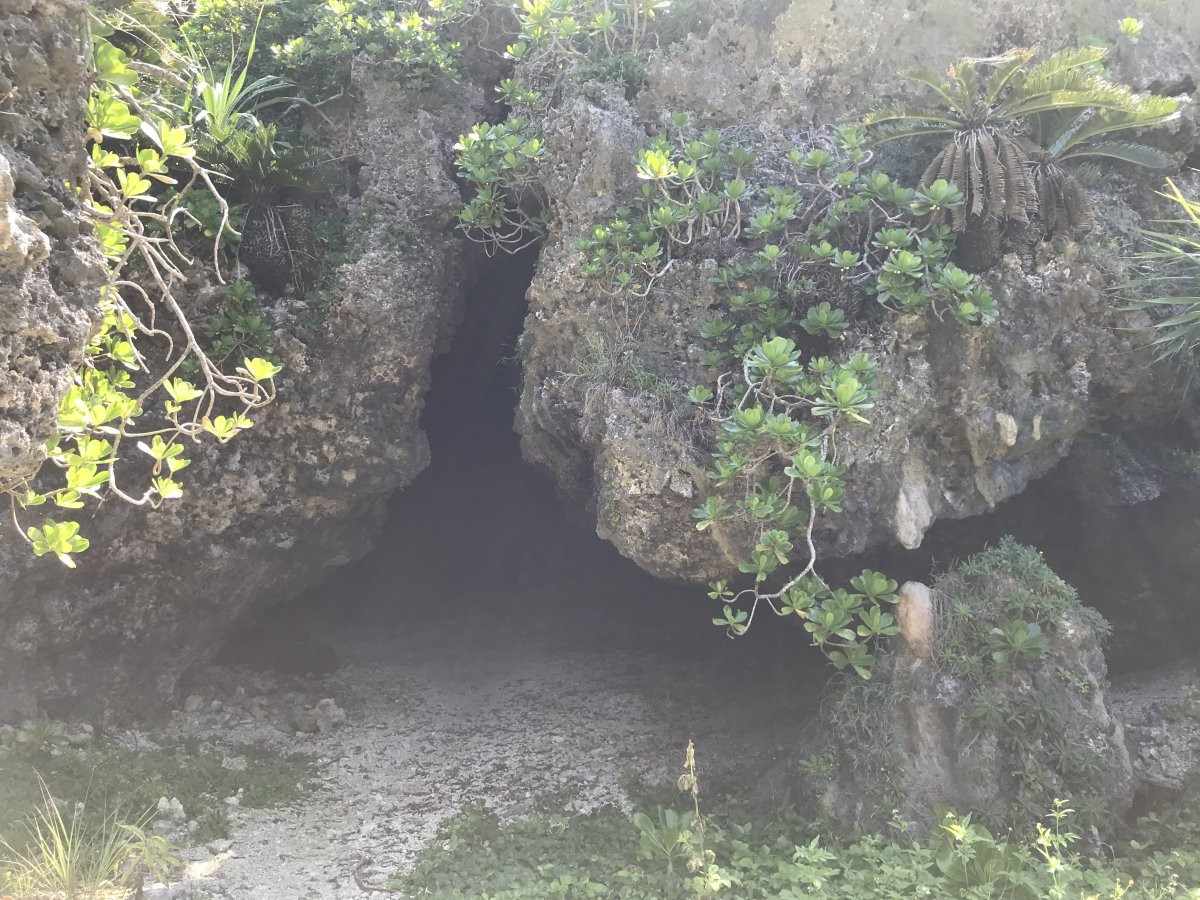 踊いガマ(村指定文化財)