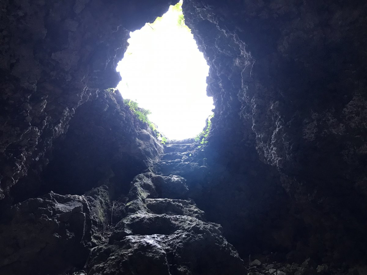 踊いガマ(村指定文化財)