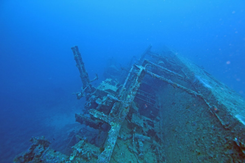 The Uss Emmons rests at 36m to 45m depth