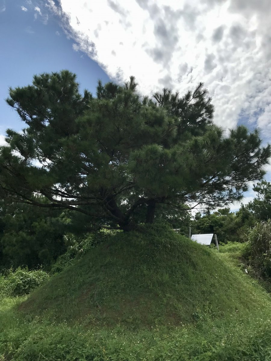 真栄田の一里塚(村指定文化財)