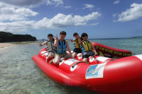 海遊びの定番と言えば「バナナボート」は最大１０人乗りなので皆でワイワイ楽しめちゃいます♪