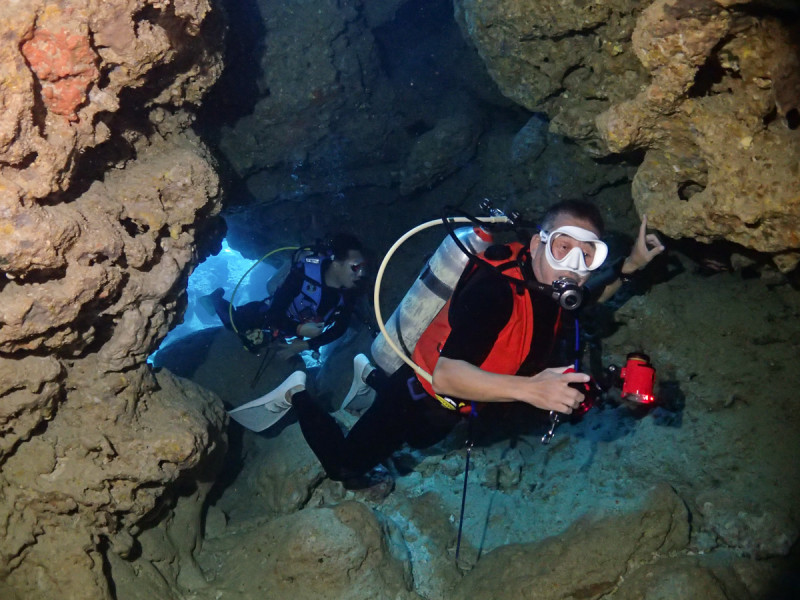 瀬底島の青の洞窟でダイビング