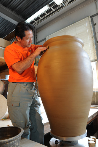 陶器工場では、職人がろくろを回している様子を見学できます。