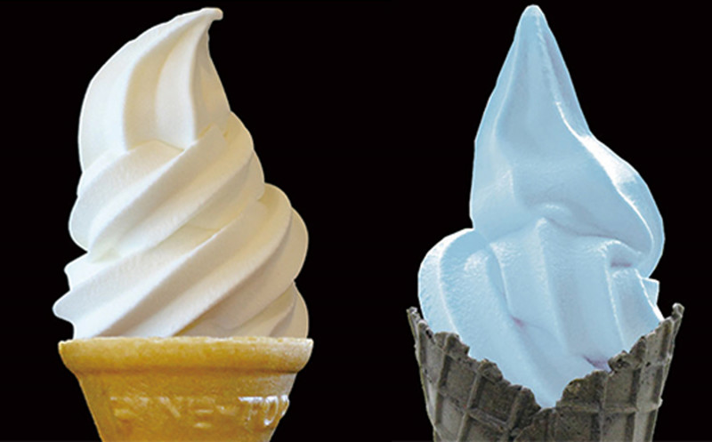 一番人気の「塩ソフトクリーム」と「海空ソフトクリーム」