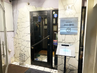 玄関:1階には面していない大人の隠れ家