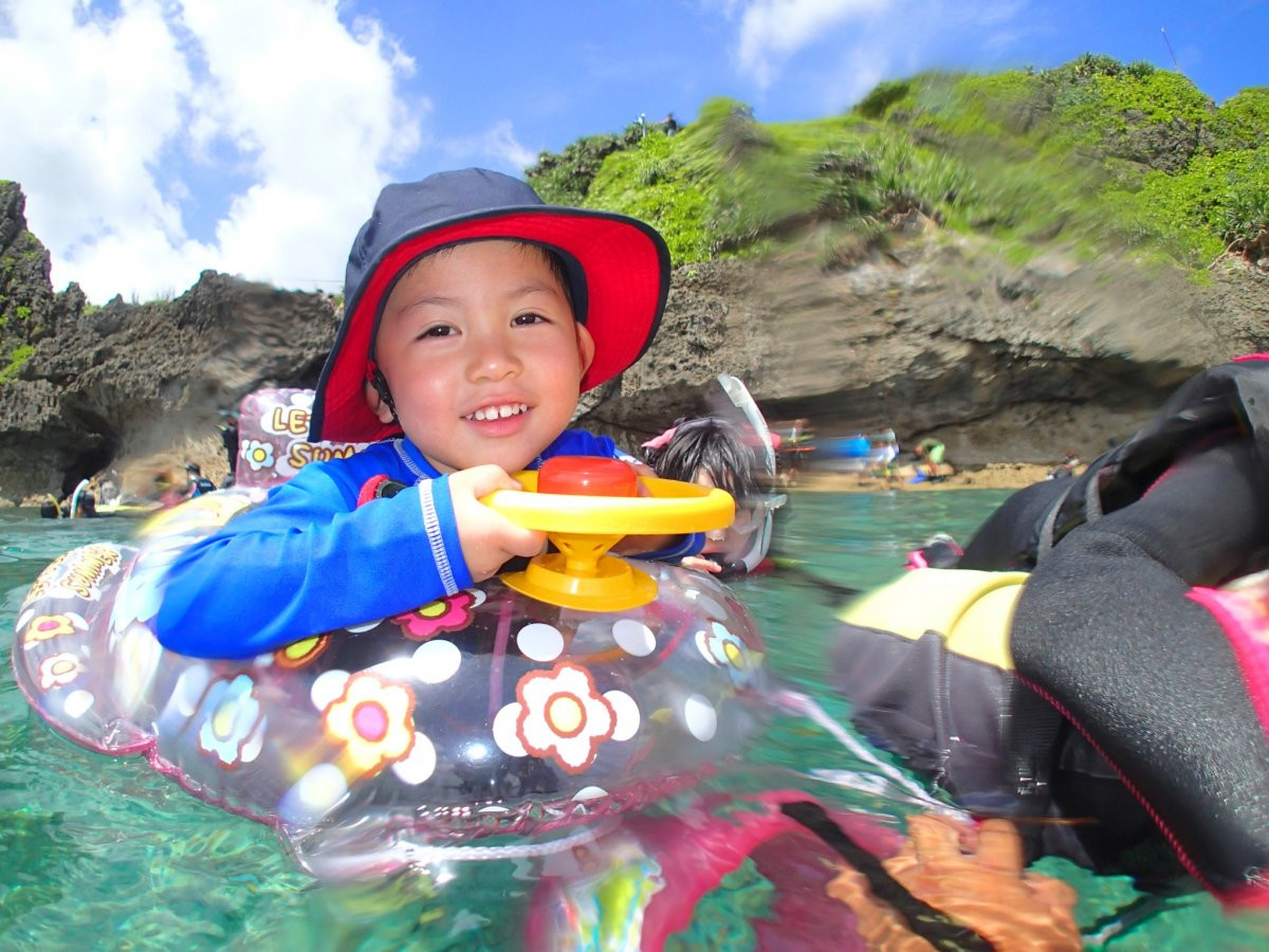 【3歳～】【1グループ完全貸切り】青の洞窟熱帯魚シュノーケル＆カヤック　沖縄アンダゴ