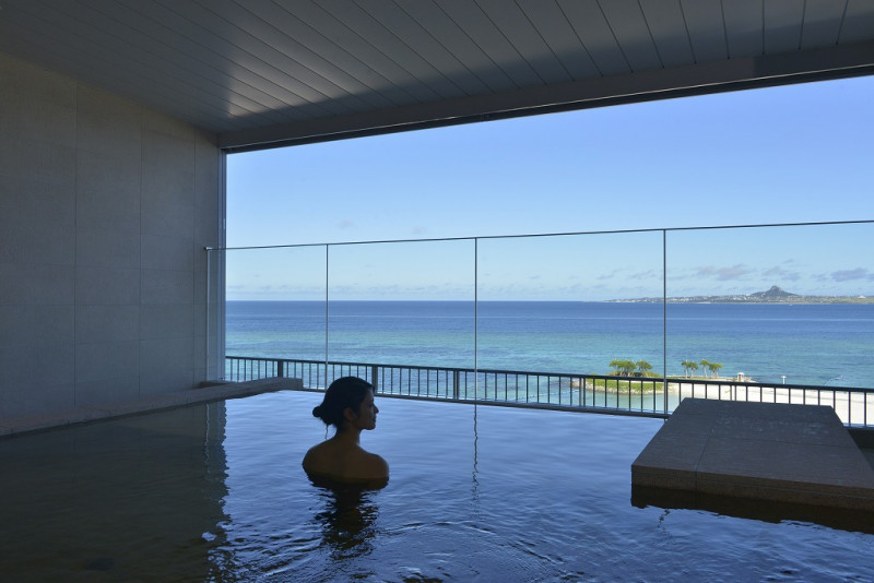 ジュラ紀温泉　美ら海の湯　伊江島を見渡す半露天風呂