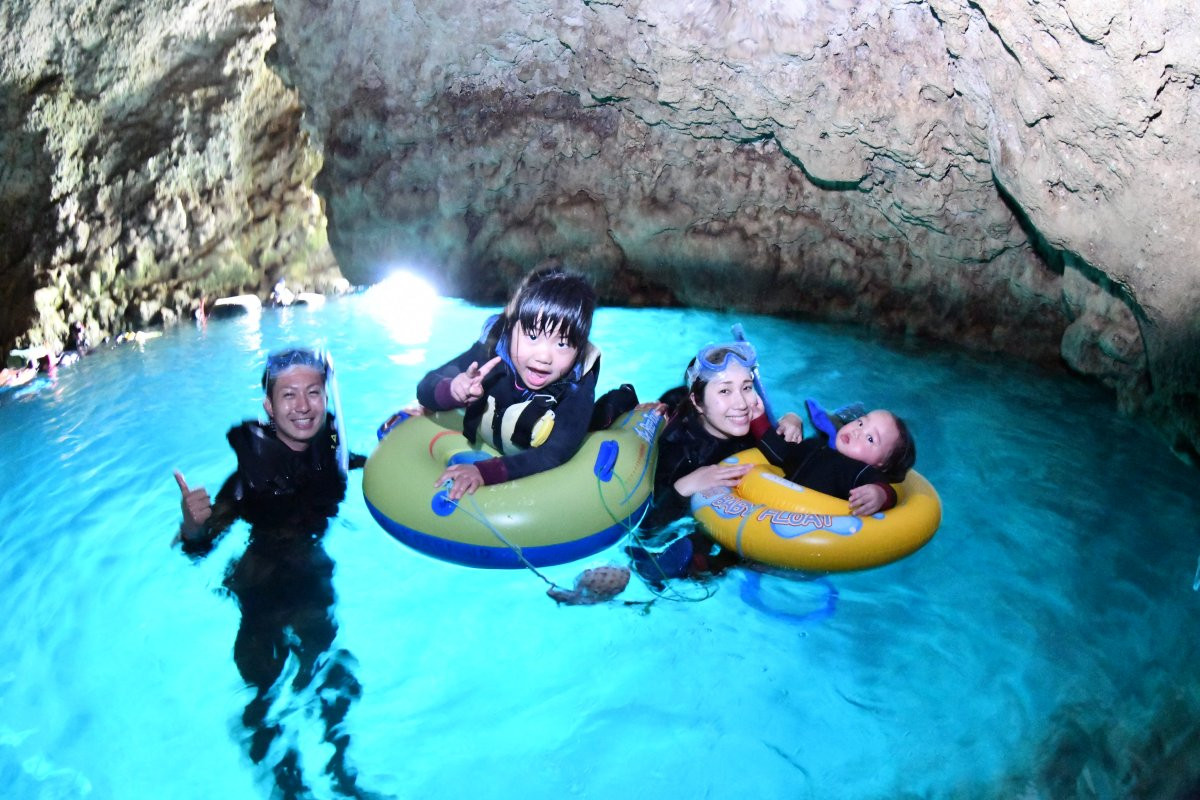 1歳からOK！青の洞窟こどもシュノーケル貸切ツアー　ピンクマーメイド