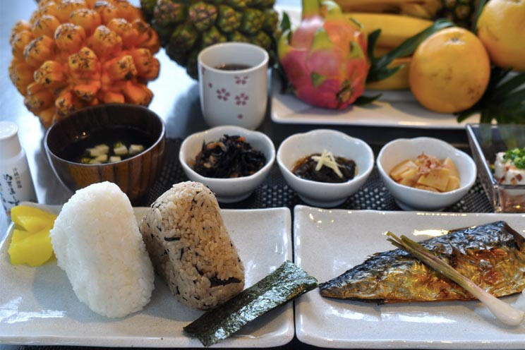 琉球式では、「じゅーしぃ」やアーサ汁など、沖縄らしいお食事をご堪能ください。