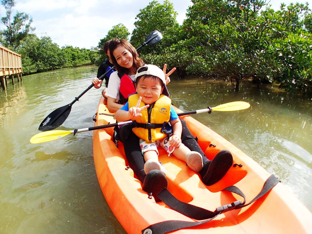 沖縄アンダゴ【1歳OK★1グループ完全貸切り】熱帯ジャングルマングローブのカヤック探検