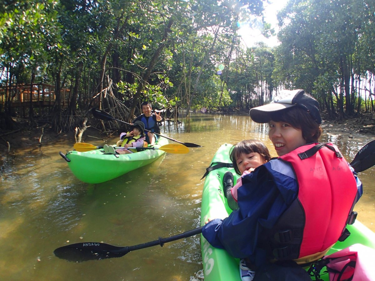 沖縄アンダゴ【1歳OK★1グループ完全貸切り】熱帯ジャングルマングローブのカヤック探検