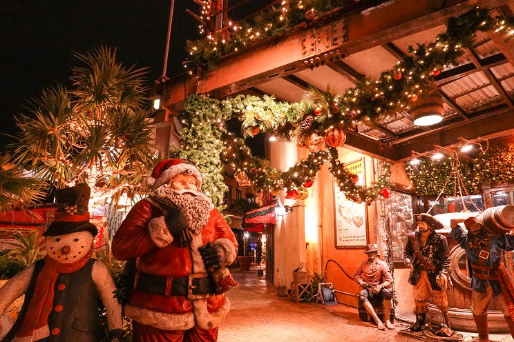 美浜アメリカンビレッジ21 クリスマスイルミネーション 沖縄観光情報webサイト おきなわ物語 美浜アメリカンビレッジ21 クリスマスイルミネーション 沖縄観光情報webサイト おきなわ物語