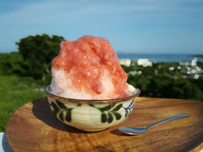 照りつける太陽。空と海の青に囲まれながら、至極の南国フルーツで作ったジュレを薄氷にかけて食べる…。これは沖縄でしか味わえない幸せです。