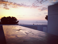 屋上から見える美ら海の夕日。現代アートのオブジェと融けあって、幻想的ですらあります。