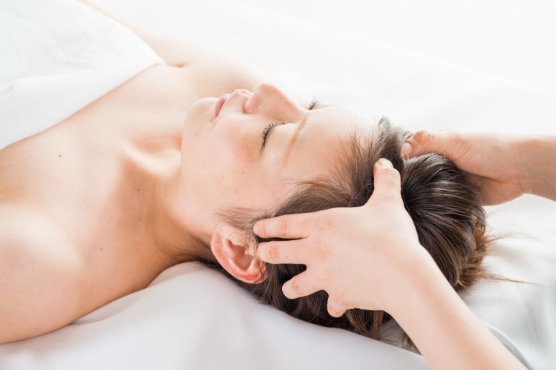 ヘッドマッサージで目の疲れもスッキリ