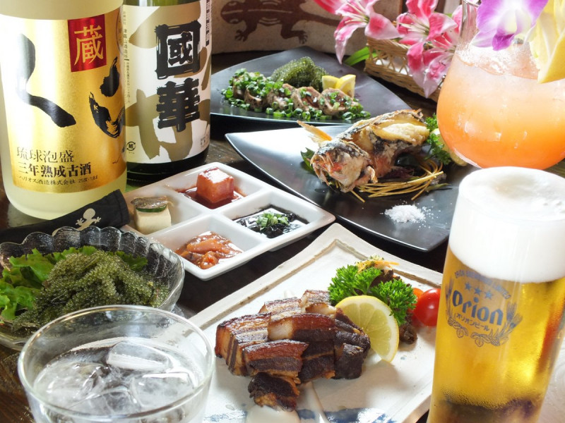 多彩な沖縄料理とお酒に舌づつみ。