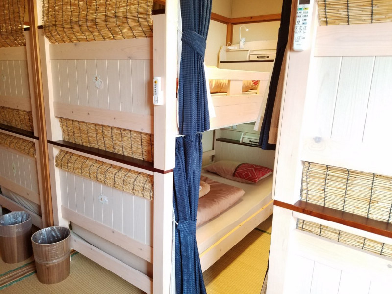 男女兼用ドミトリー(相部屋)には、ベッドにはカーテンがあり、各ベッド内にはライト、コンセントも備え付けられています。