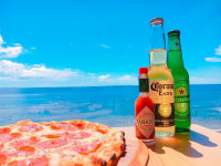 海を見ながらピザをビールと一緒にいかがですか