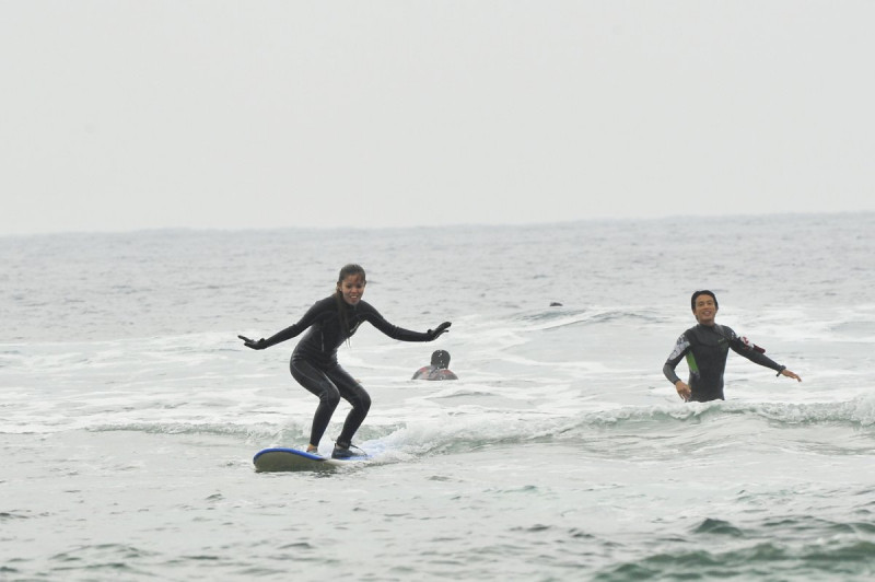 沖縄でサーフィンデビュー！ベテランインストラクターにより全くの初めての方でも波乗りを楽しめます！