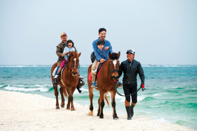 伊江島のビーチで乗馬体験