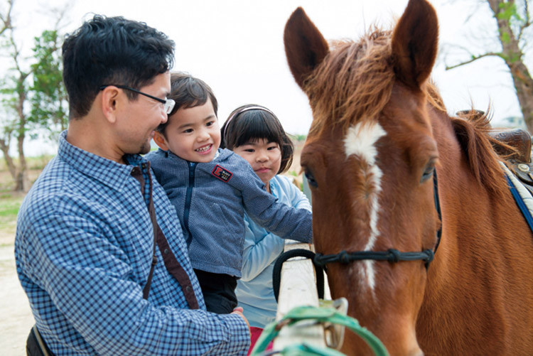 伊江島のビーチで乗馬体験