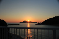 久場島へと沈む夕日と、橋まで一直線に描かれる光の筋も綺麗です