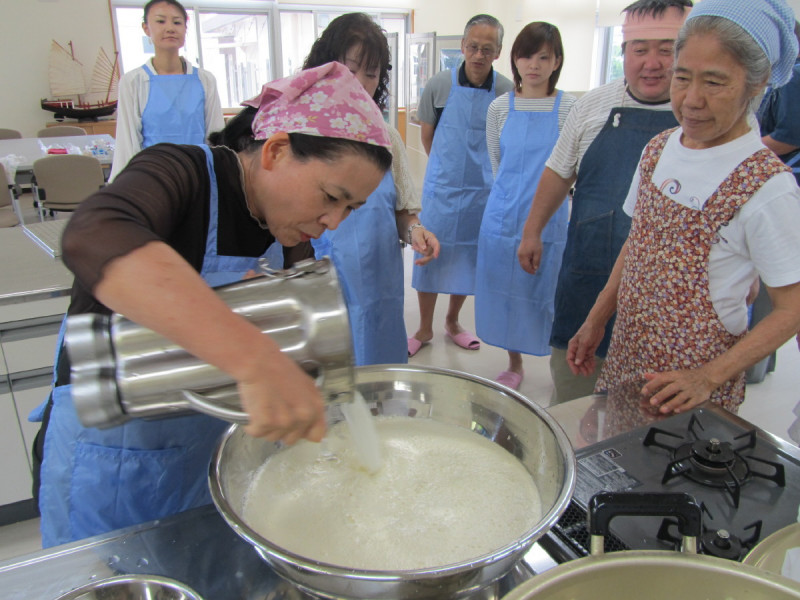 ゆし豆腐作り体験　（写真提供：粟国村観光協会）